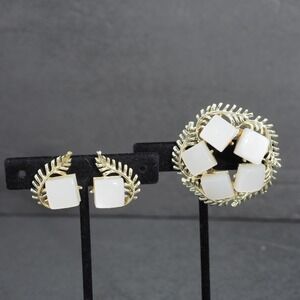 Coro Brooch Earrings Set Clip On Gold Tone White Thermoset Leaf Wreath Vintage
